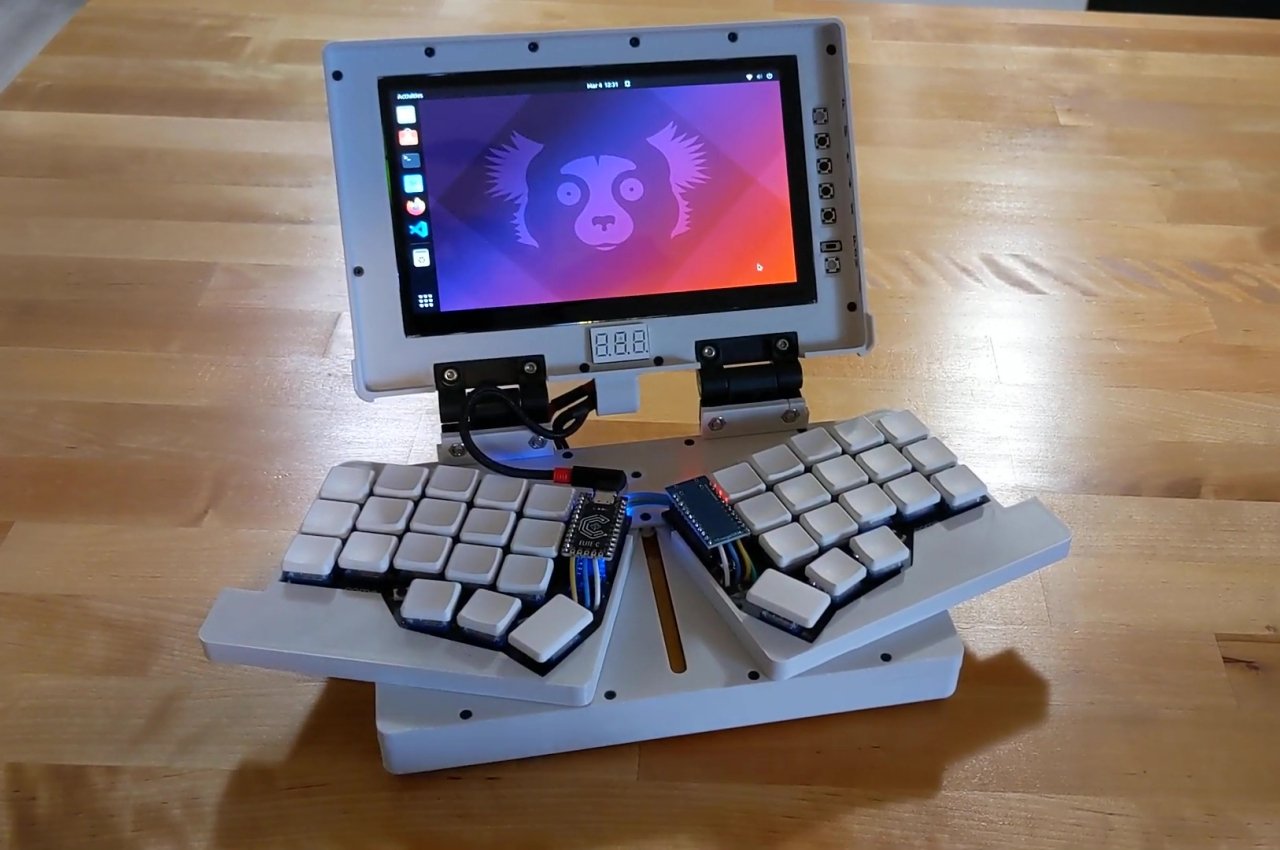 Ten masywny laptop DIY, mieszczący się w dłoni, sprytnie skrywa podzieloną ergonomiczną klawiaturę