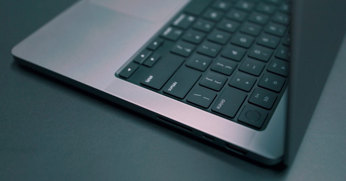 Użytkownicy MacBooków Pro 2021 narzekają na problemy z trzaskaniem i trzaskami