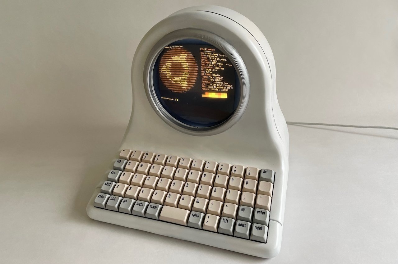 Ten odjechany retro-futurystyczny komputer to w rzeczywistości laptop w przebraniu