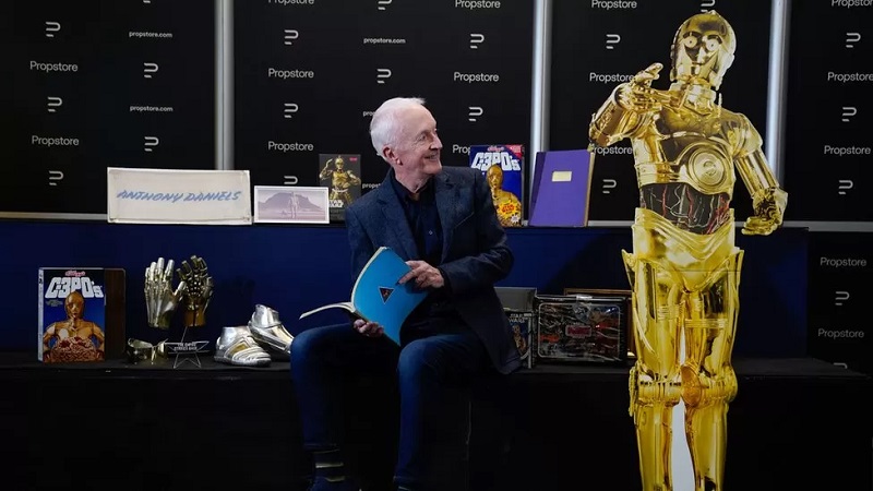 Głowa C-3PO z filmowej sagi Gwiezdne Wojny została sprzedana na aukcji za 843 000 dolarów. Aktor Anthony Daniels, który wcielił się w rolę droida, rozstał się z kolekcją kultowych rekwizytów-2