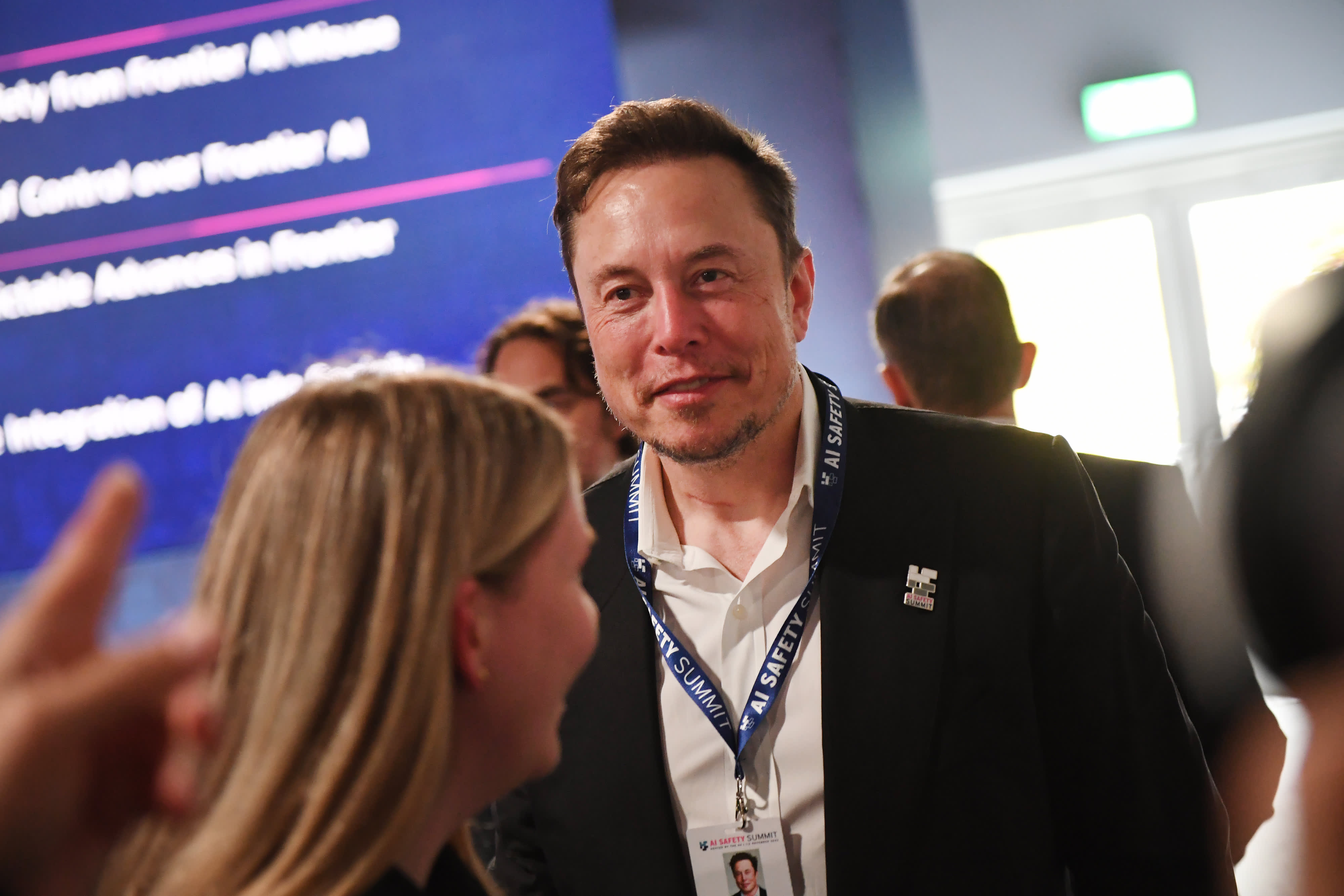 Elon Musk przewiduje, że dzięki sztucznej inteligencji w przyszłości nie będzie potrzeby pracy.