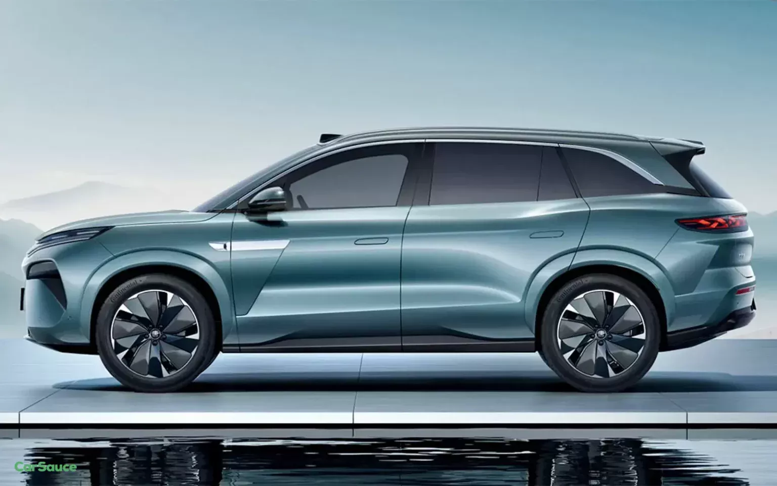 Elektryczny samochód BYD Tang L na drodze Elektryczny samochód BYD Tang L na drodze