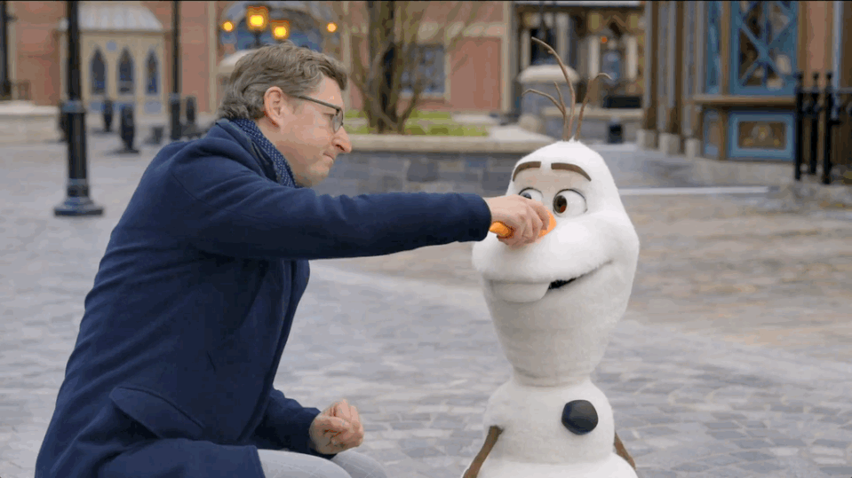 Animatronik Olaf w ruchu