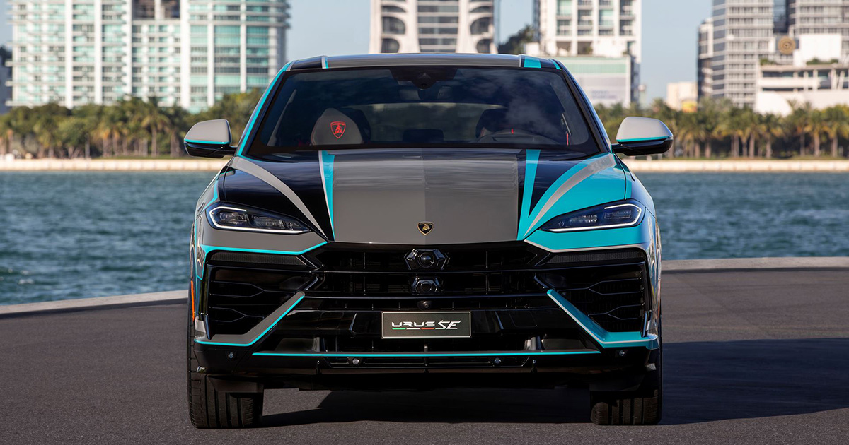 Wygląd zewnętrzny Lamborghini Urus SE z akcentami Blu Glauco