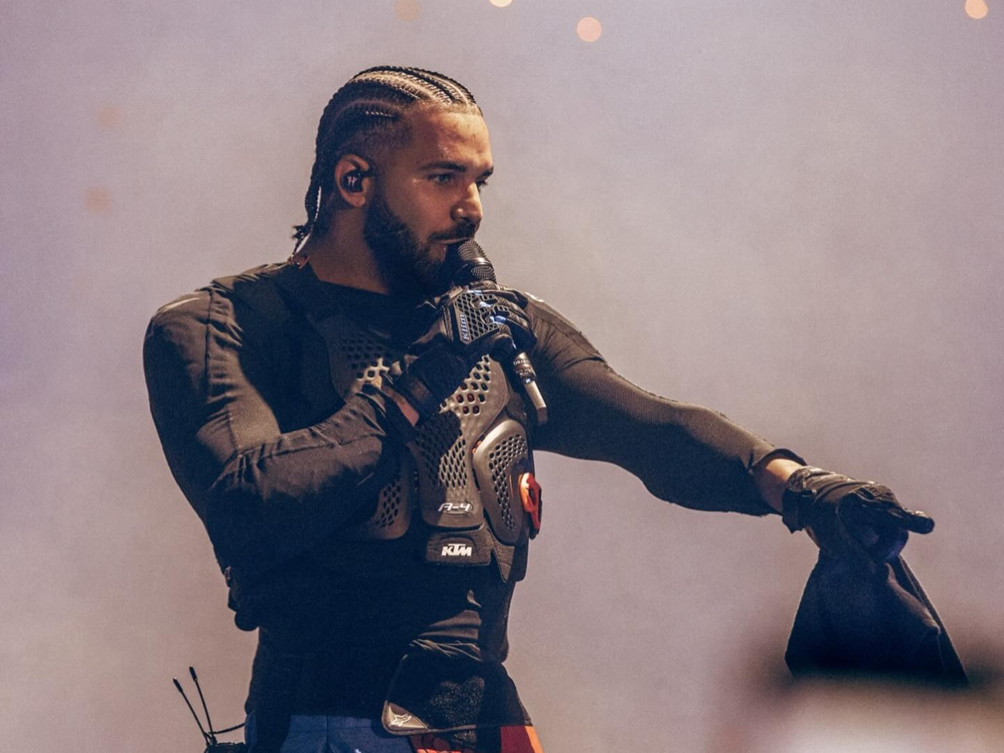 Drake usunął dissowy utwór z wokalem AI Tupaca po groźbie pozwu sądowego.