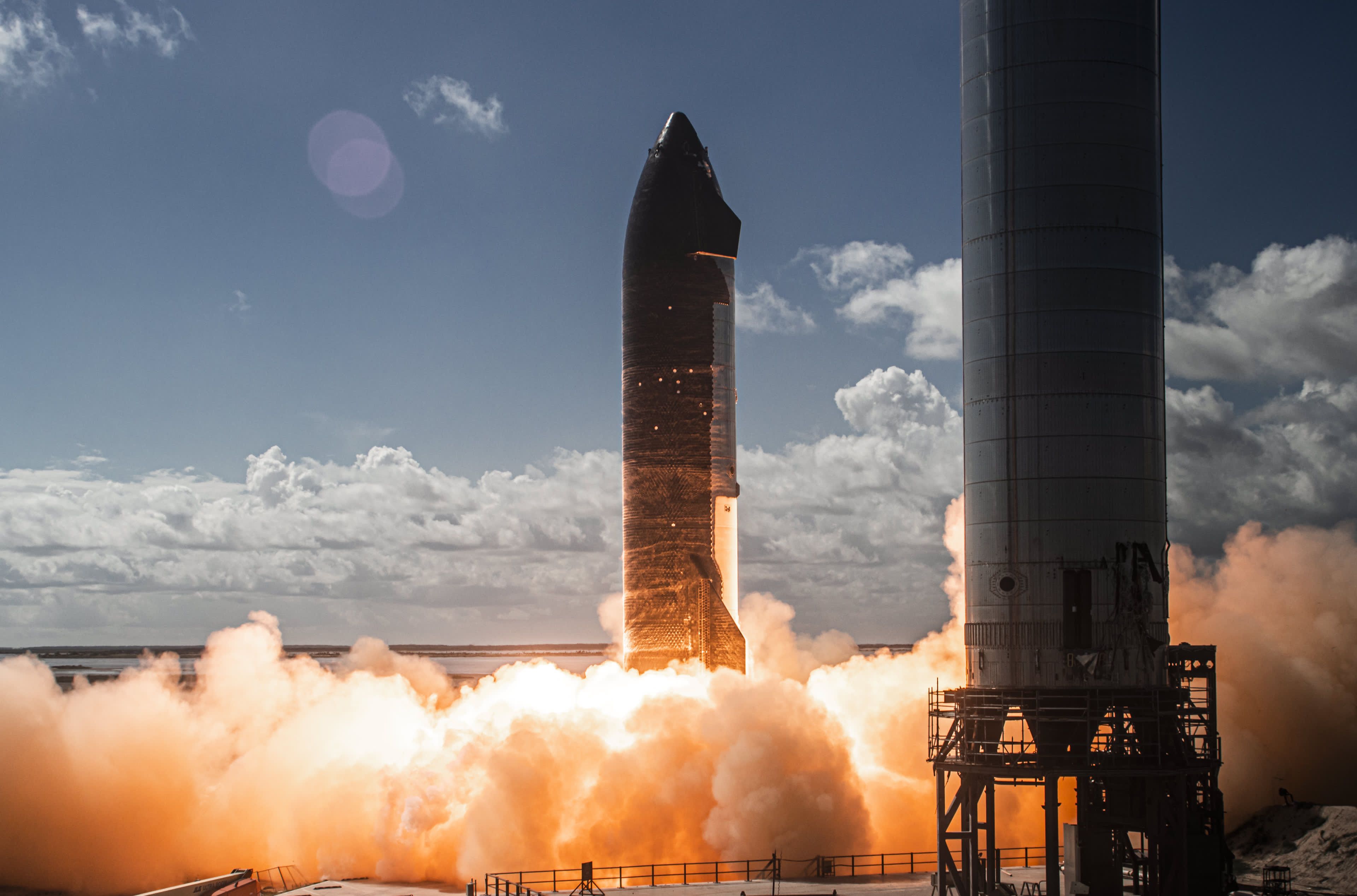 SpaceX kończy statyczny test odpalania boostera rakiety Super Heavy z rekordową liczbą silników Raptor
