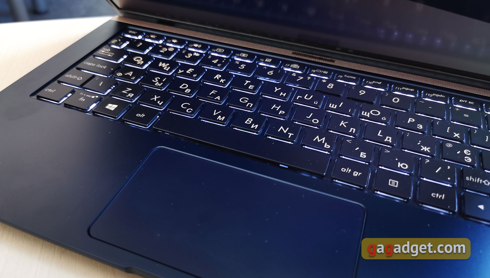 Przegląd ASUS ZenBook 13 UX333FN: mobilność i wydajność-19