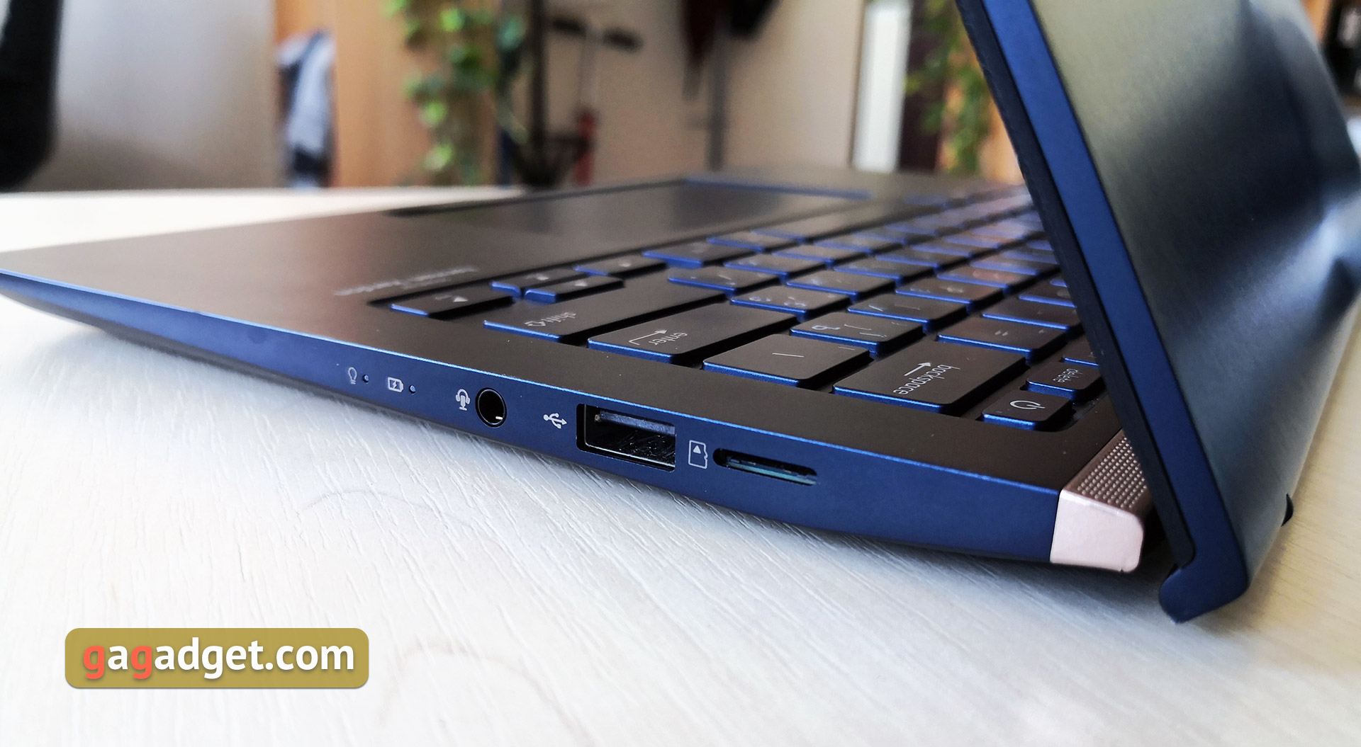 Recenzja ASUS ZenBook 14 UX434FN: ultraprzenośny laptop z ekranem dotykowym zamiast touchpada-13