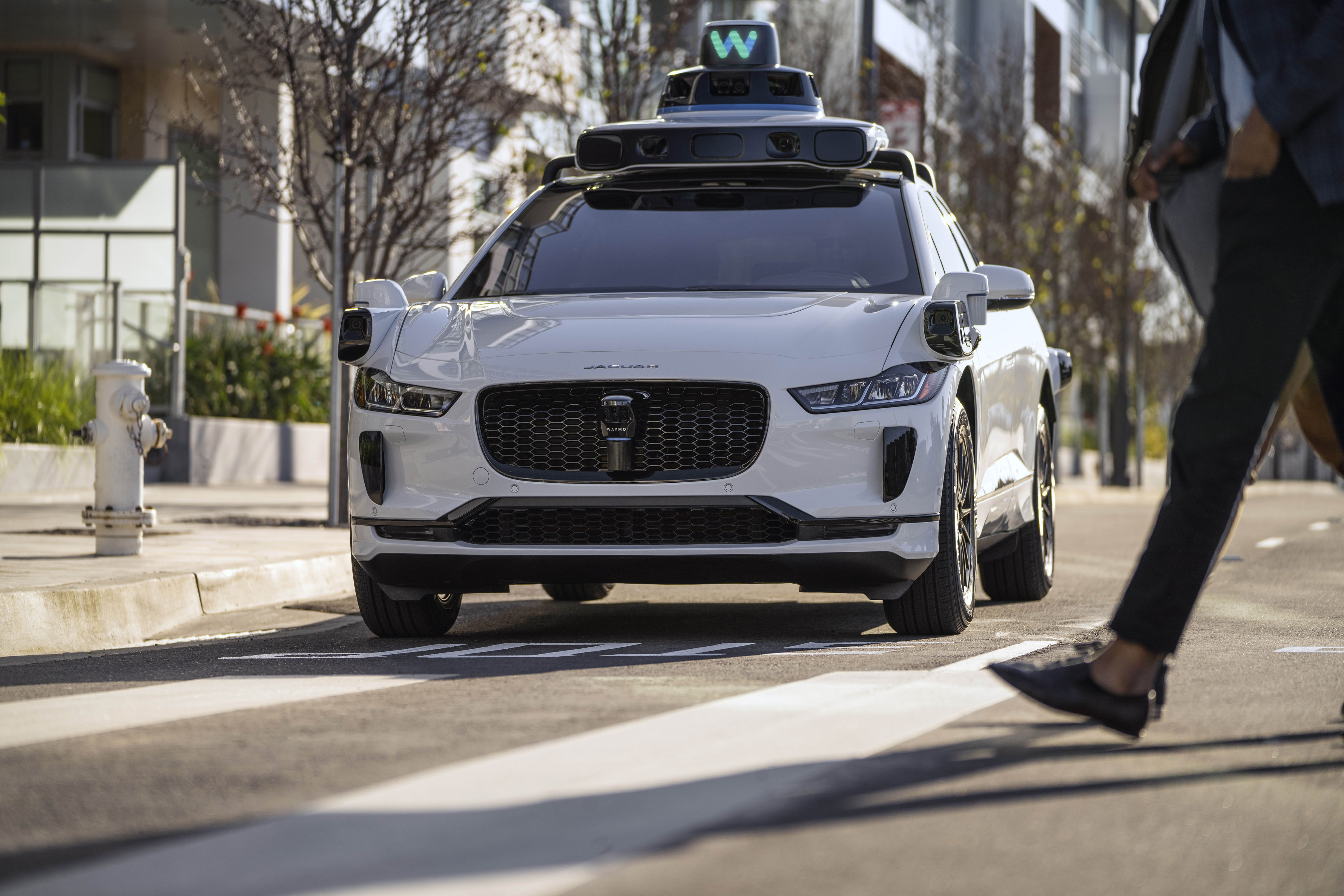 Siedem taksówek-robotów Waymo zablokowało ruch na węźle autostradowym w San Francisco