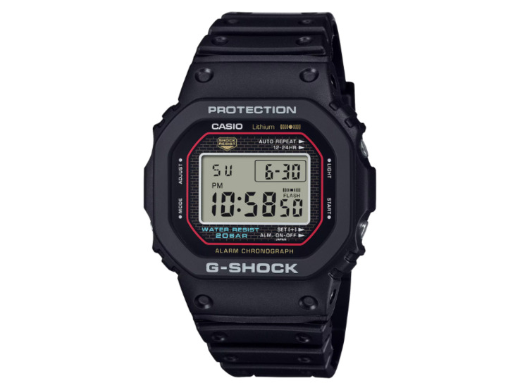 Zegarek G-Shock DW5000R na tle miejskiego krajobrazu