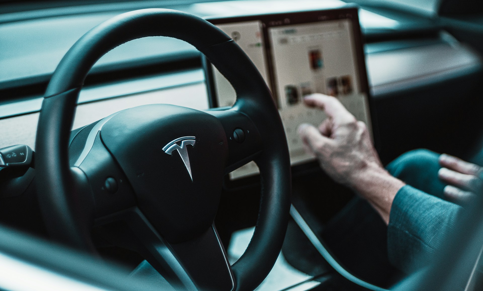 Tesla obniża o połowę cenę subskrypcji Full Self Driving w obliczu spadku sprzedaży nowych samochodów