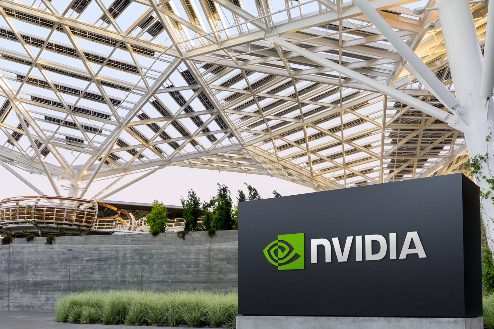 NVIDIA potroiła przychody i 13-krotnie zwiększyła zysk netto w związku z popytem na chipy AI 