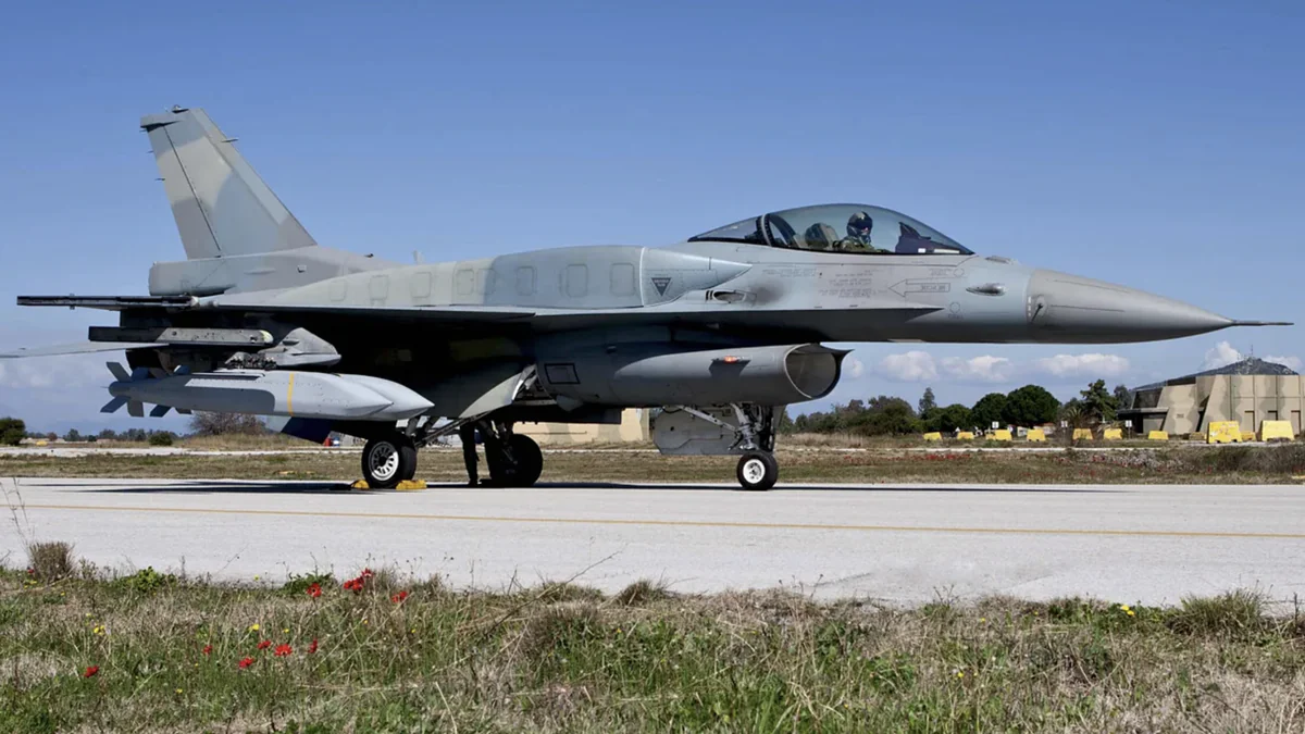 Grecki myśliwiec F-16 z bombami AGM-154 JSOW