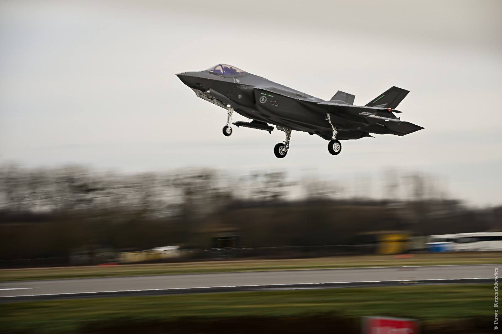 Demonstracja F-35A na niebie