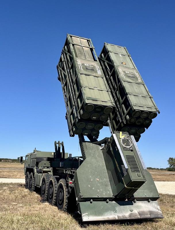 Cztery razy potężniejszy niż HIMARS: firma zbrojeniowa Lockheed Martin zaprezentowała prototyp nowego systemu rakiet wielokrotnego startu.-2