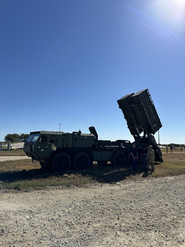 Cztery razy potężniejszy niż HIMARS: firma zbrojeniowa Lockheed Martin zaprezentowała prototyp nowego systemu rakiet wielokrotnego startu.-3