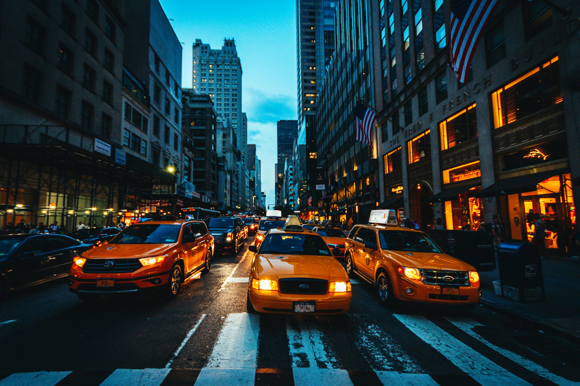 Nowy Jork zezwoli na testowanie zrobotyzowanych taksówek z operatorem bezpieczeństwa za kierownicą