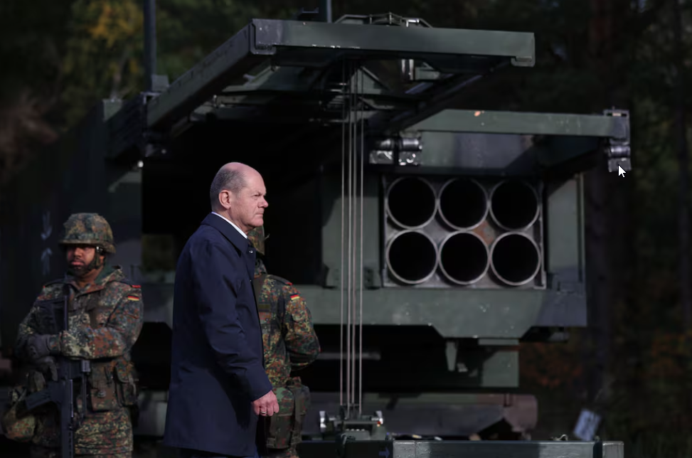 Kanclerz Niemiec Olaf Scholz obok systemu rakiet wielokrotnego startu (MARS II)