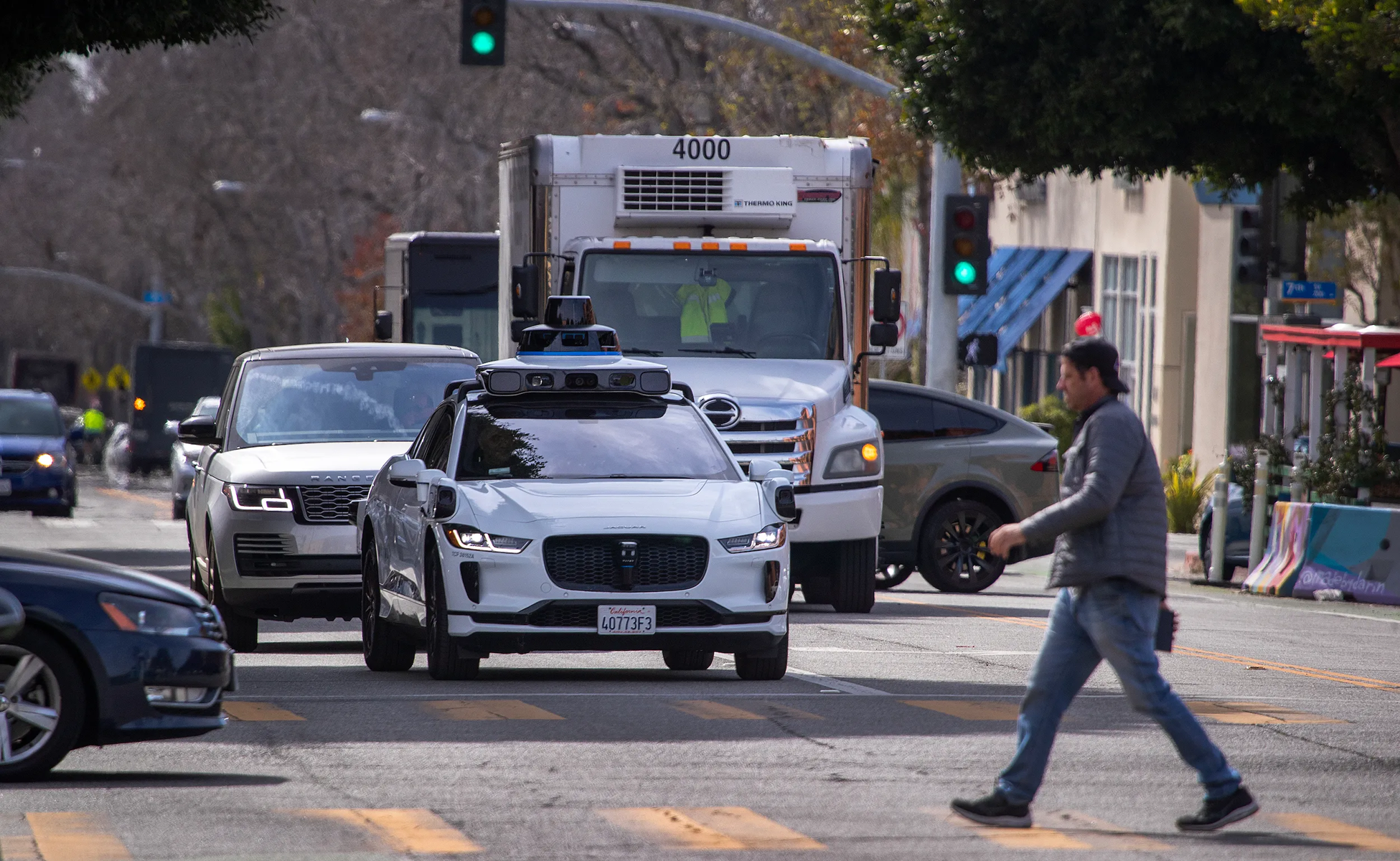 Waymo rozszerza swój obszar usług robotaxi w San Francisco, pomimo protestów mieszkańców miasta.