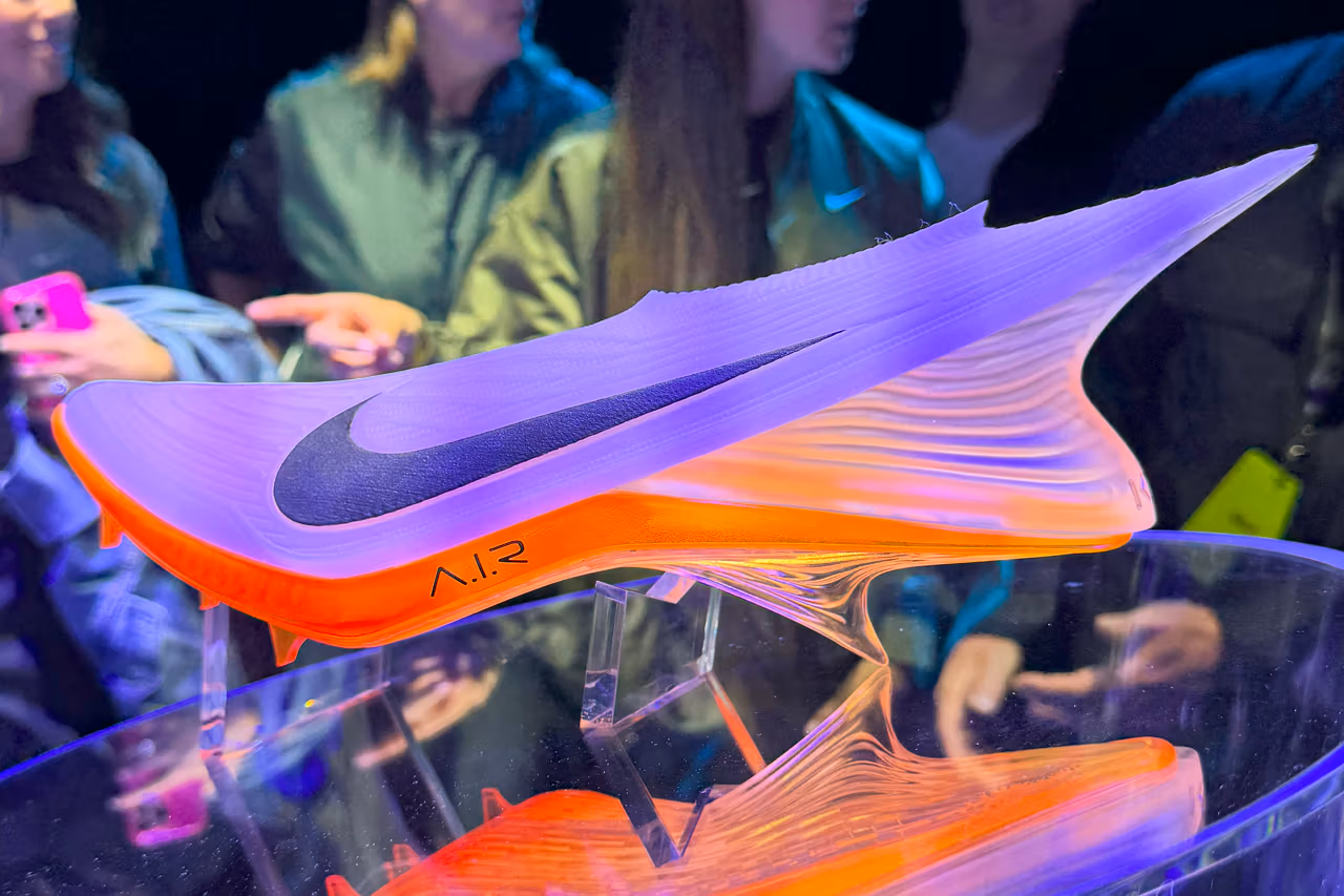 Nike wykorzystało sztuczną inteligencję do opracowania kolekcji trenerów A.I.R. dla profesjonalnych sportowców przed Igrzyskami Olimpijskimi w Paryżu.-3