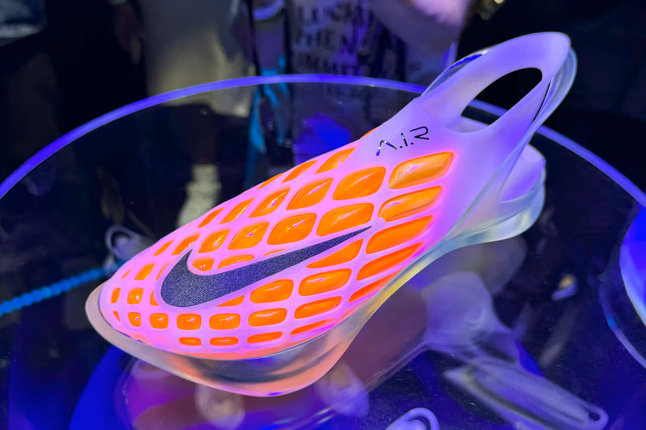 Nike wykorzystało sztuczną inteligencję do opracowania kolekcji trenerów A.I.R. dla profesjonalnych sportowców przed Igrzyskami Olimpijskimi w Paryżu.-6