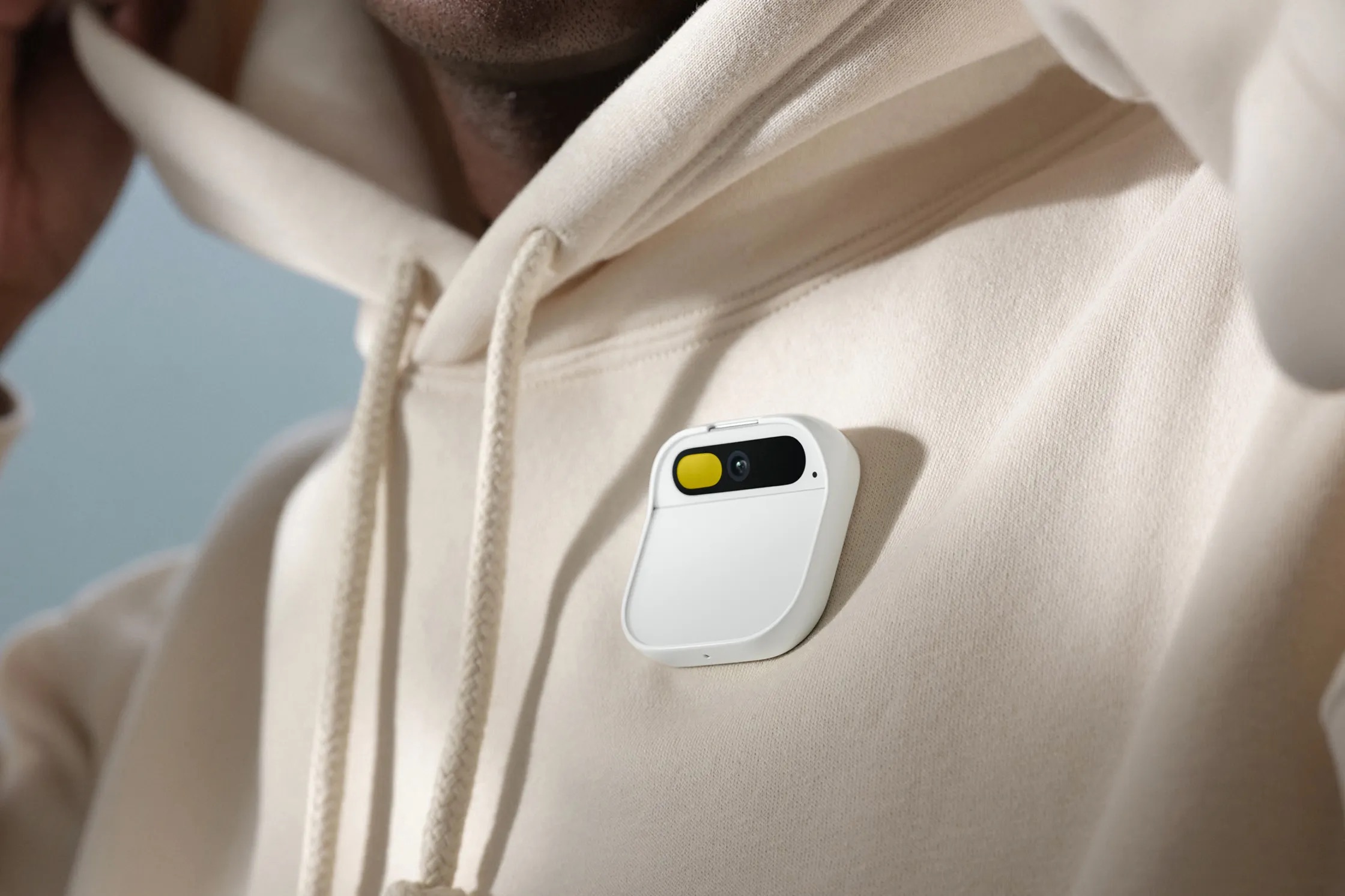 Humane oficjalnie zaprezentowało AI Pin, urządzenie do noszenia z projektorem laserowym i obsługą modeli OpenAI za 699 USD