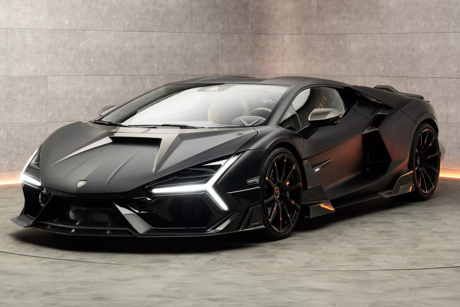 Lamborghini Revuelto by Mansory w pięknym otoczeniu