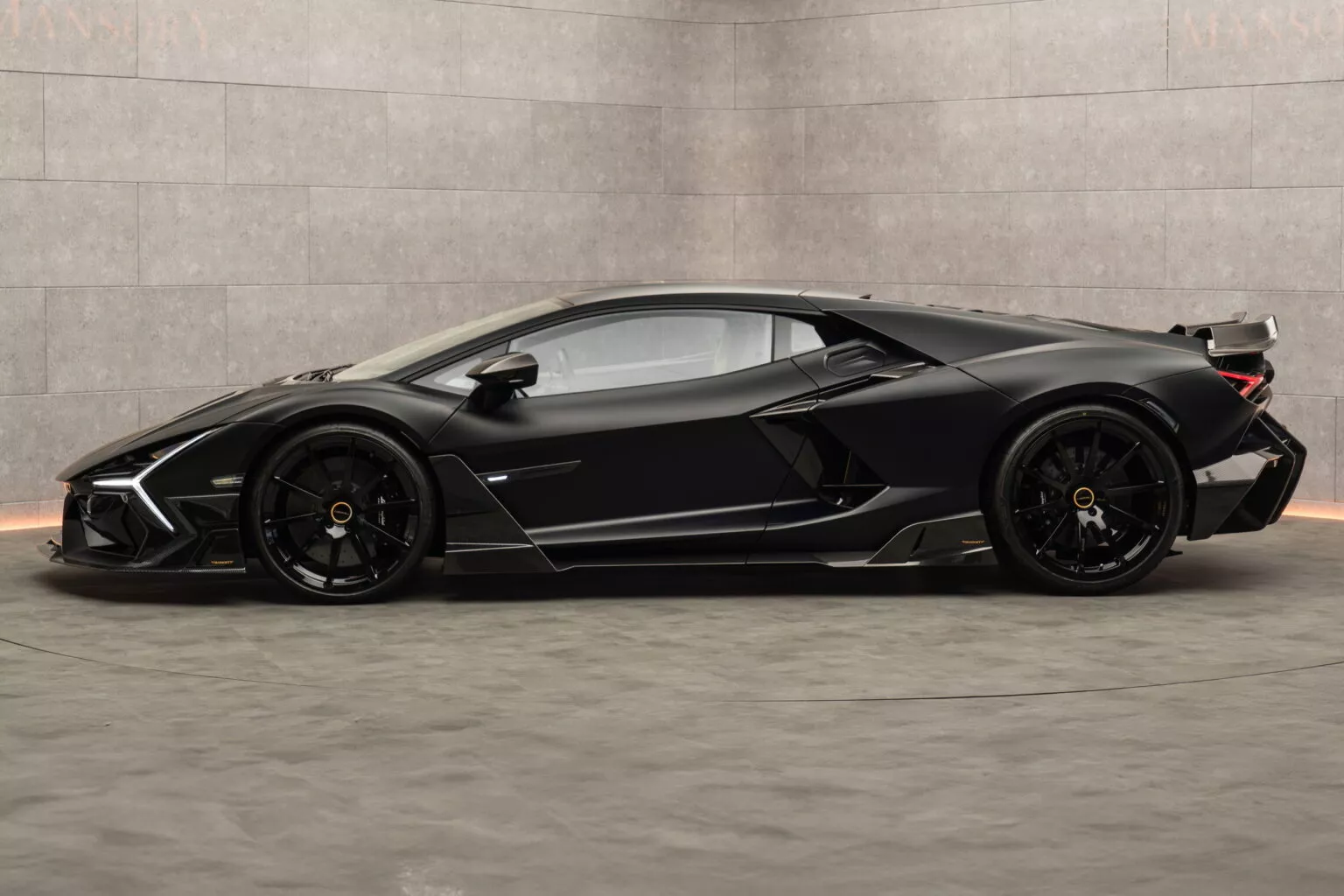 Nowy spojler Lamborghini Revuelto firmy Mansory.