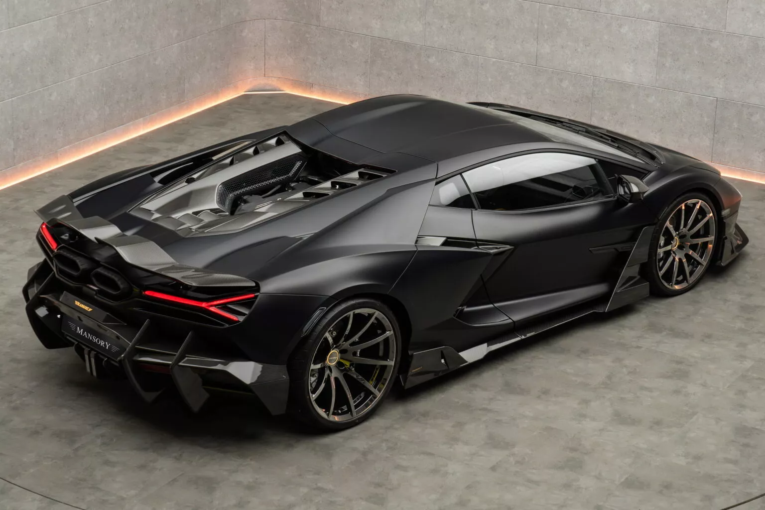 Agresywny przedni splitter dla Lamborghini Revuelto od Mansory