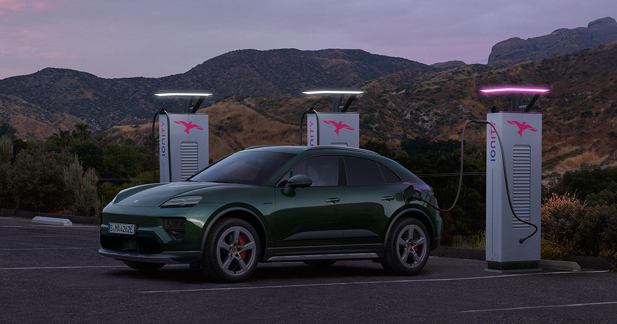 Porsche Macan 4S (2024) na stacji ładowania