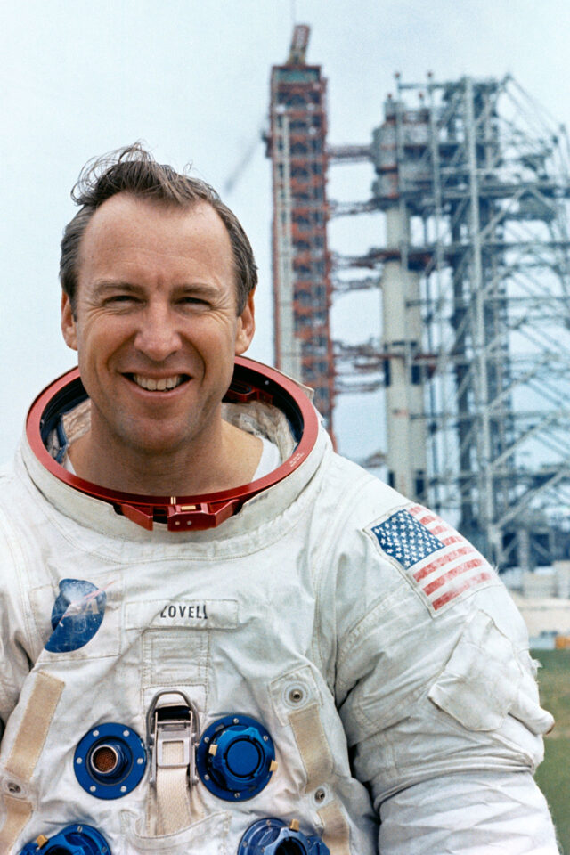 Jim Lovell przed rakietą Saturn V, misja Apollo 13, 1970 rok. Ilustracja: NASA