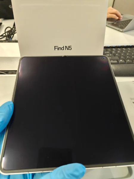 Wewnętrzny wyświetlacz Oppo Find N5 bez widocznego zagięcia