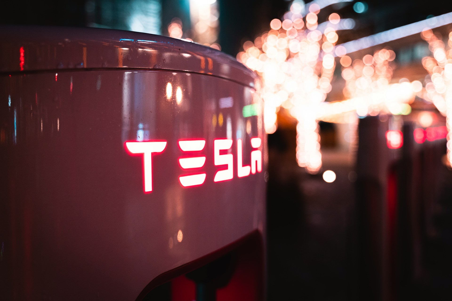 Tesla angażuje Apple w spór sądowy dotyczący śmiertelnego wypadku autopilota