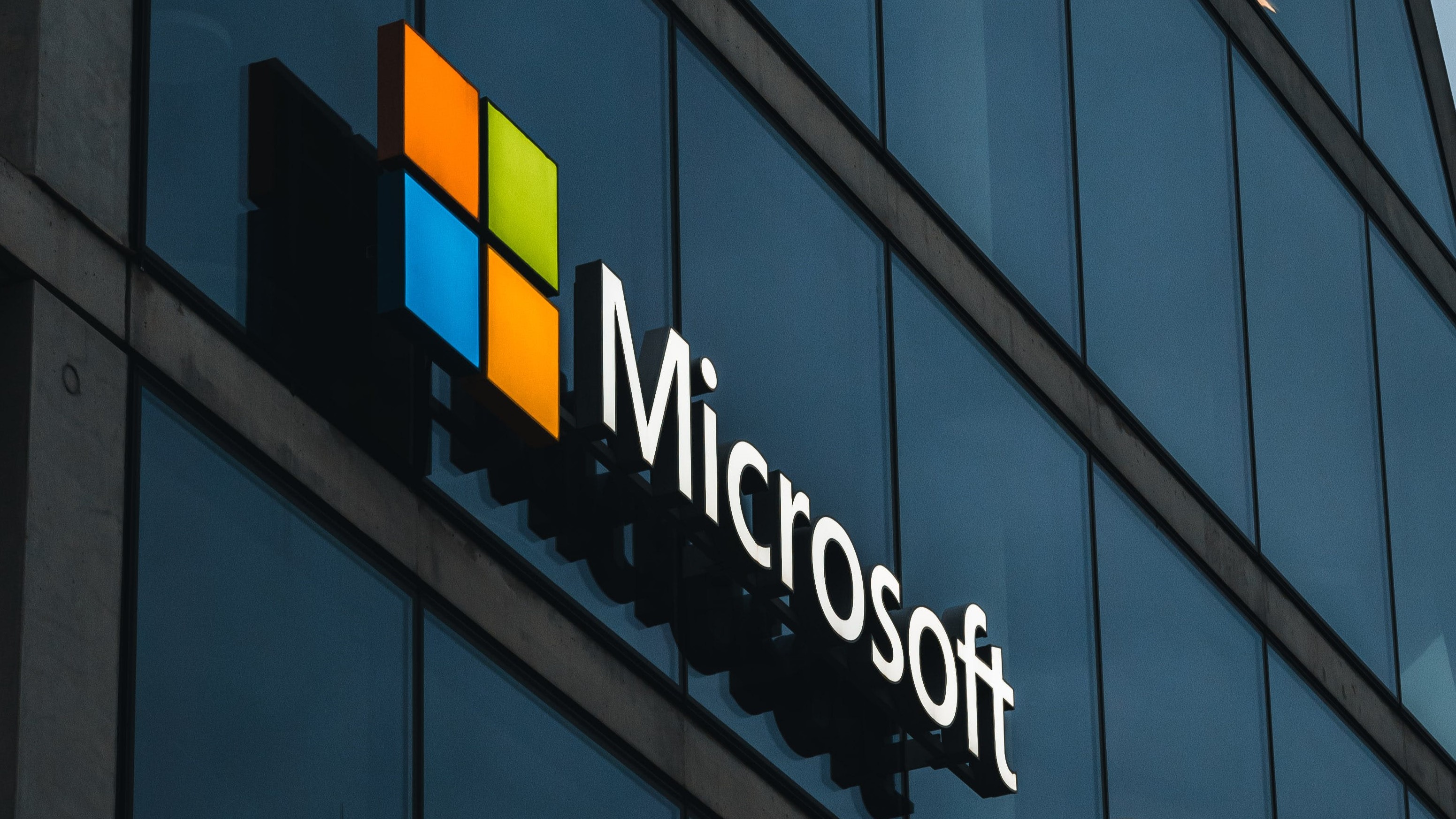 Zyski Microsoftu wzrosły o 33 procent dzięki inwestycjom w sztuczną inteligencję i chmurę obliczeniową