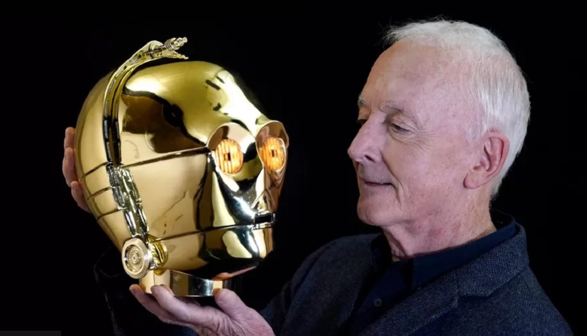 Głowa C-3PO z filmowej sagi Gwiezdne Wojny została sprzedana na aukcji za 843 000 dolarów. Aktor Anthony Daniels, który wcielił się w rolę droida, rozstał się z kolekcją kultowych rekwizytów