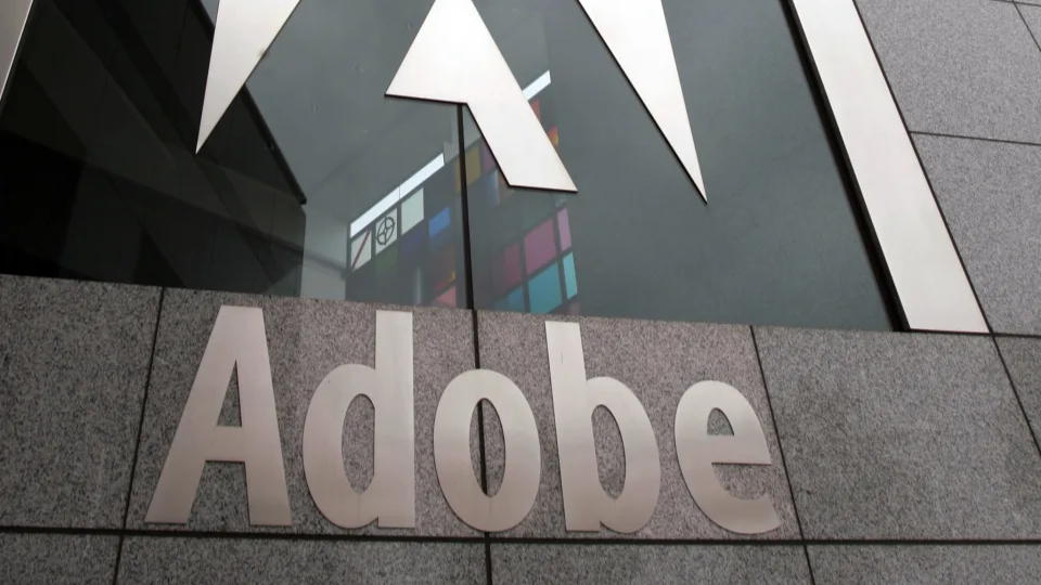 Adobe Premiere Pro nauczył się automatycznie usuwać słowa pasożytnicze i szumy tła.
