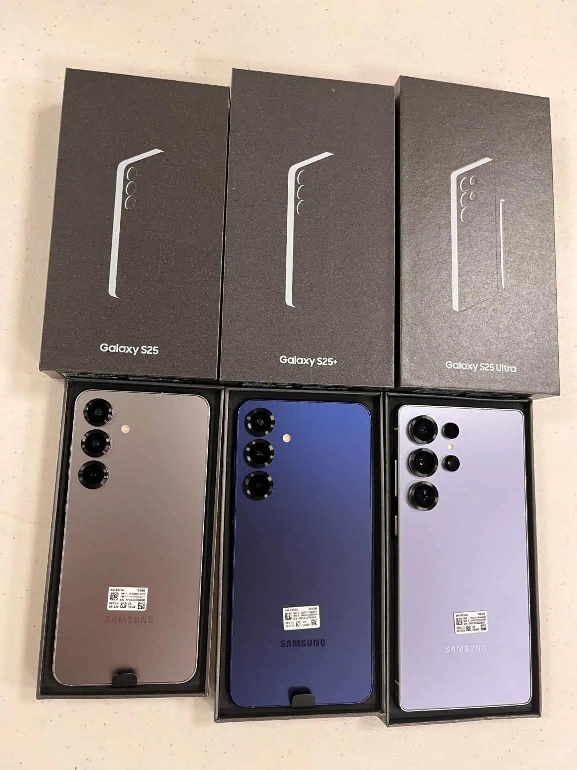 Niebieska wersja Galaxy S25 w dłoni użytkownika Niebieska wersja Galaxy S25 w dłoni użytkownika