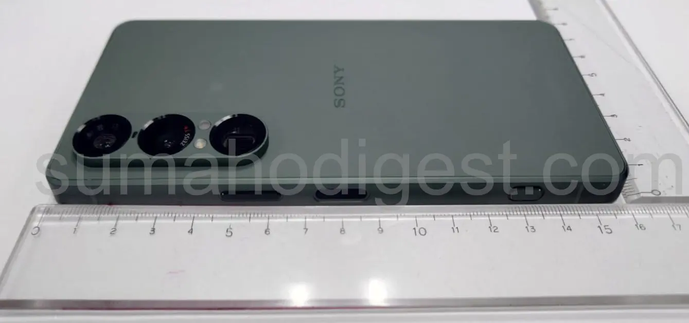 Zdjęcie Sony Xperia 1 VII w ciemnozielonym kolorze Zdjęcie Sony Xperia 1 VII w ciemnozielonym kolorze