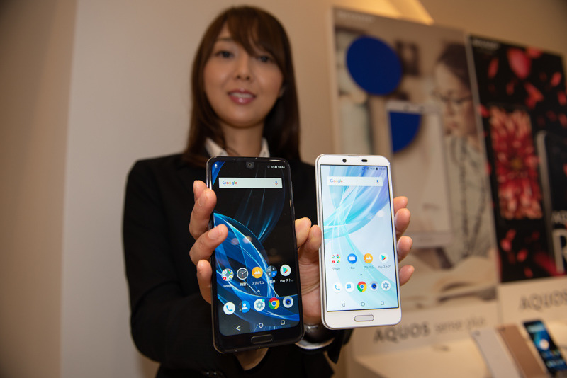 sharp-aquos-sense-plus-vs-aquos-r2-flagship.jpg