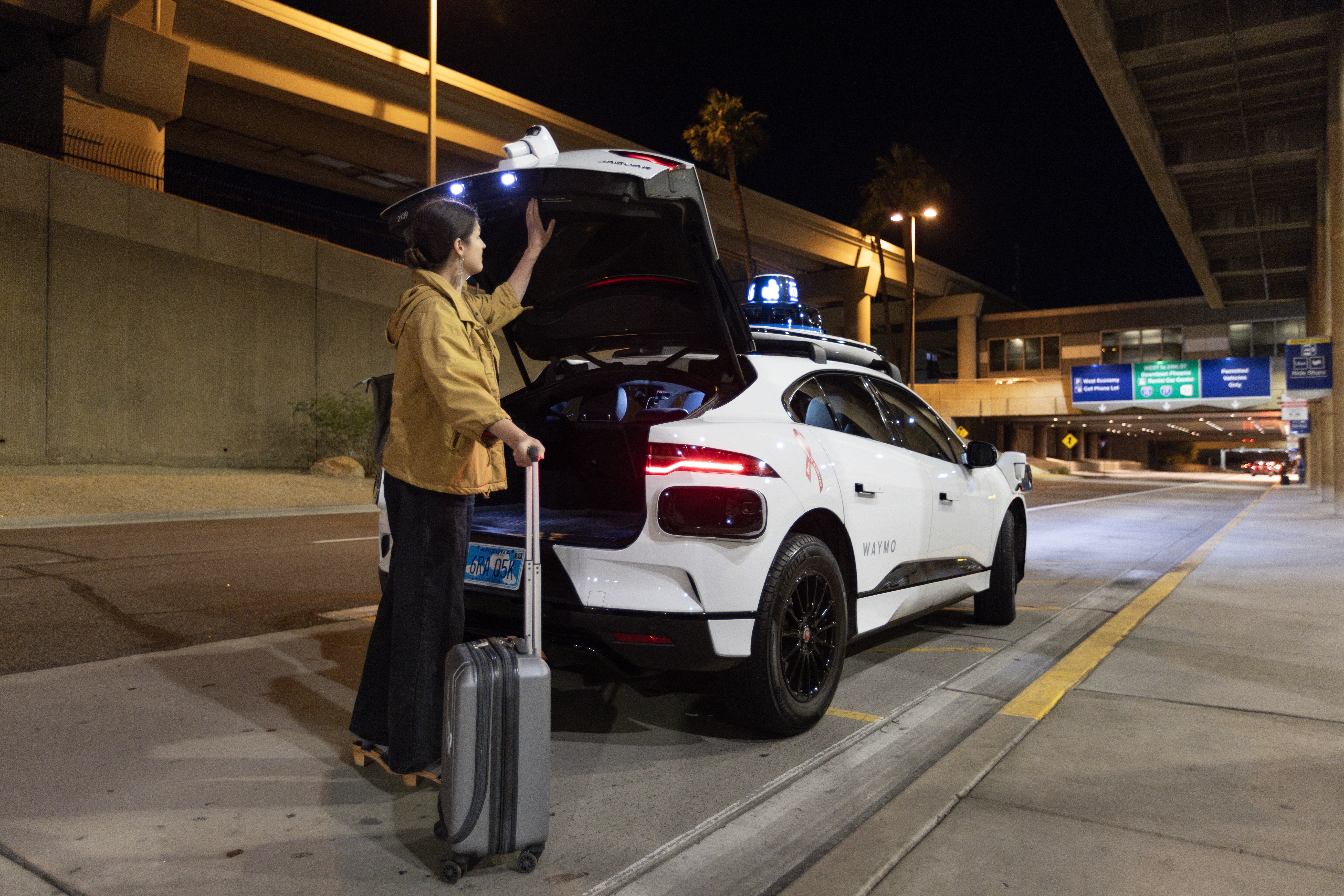 Waymo uruchamia usługę robotaxi na lotnisku w Phoenix