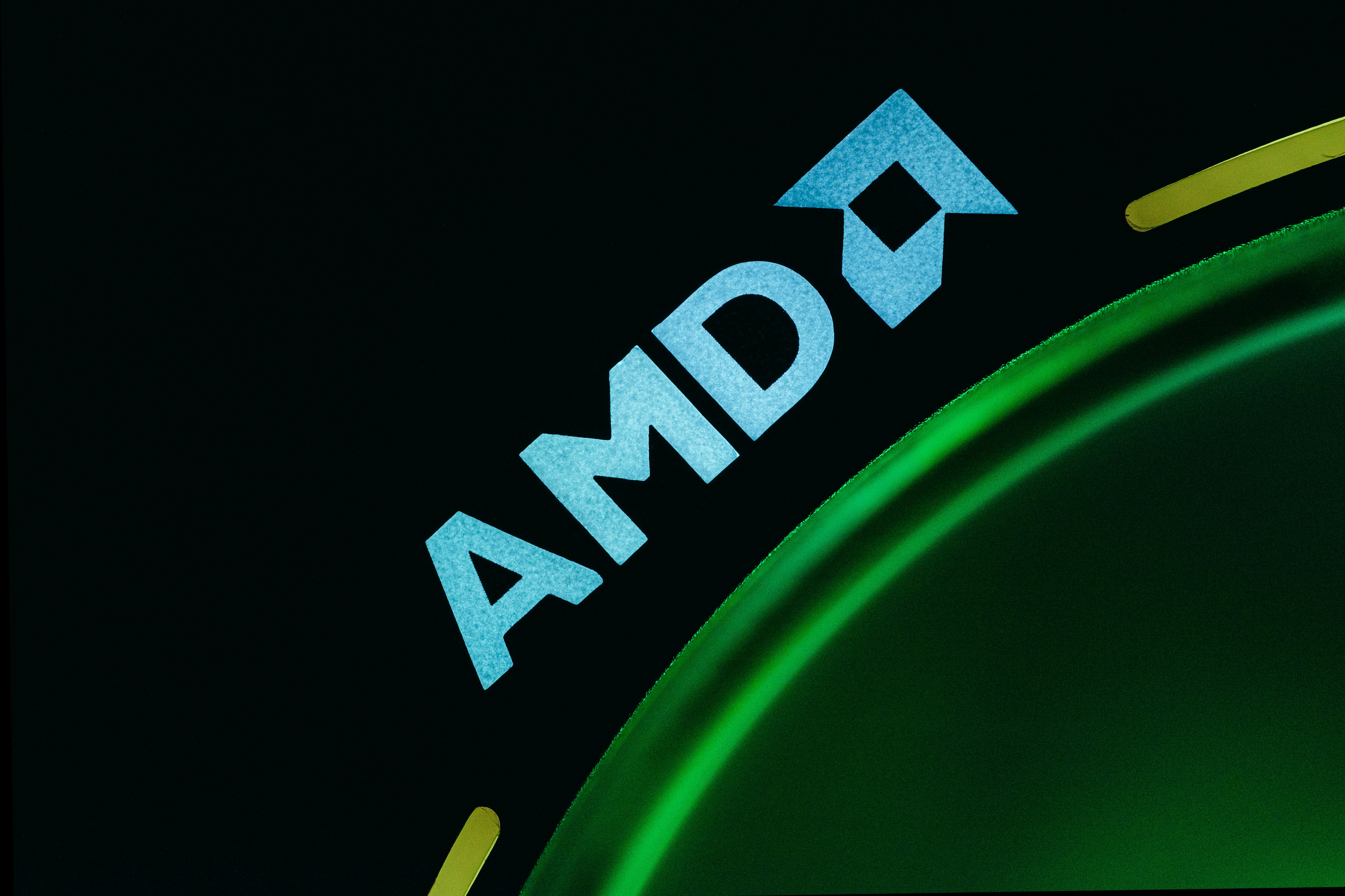 AMD celuje w rynek komputerów ze sztuczną inteligencją w walce z firmami NVIDIA i Intel