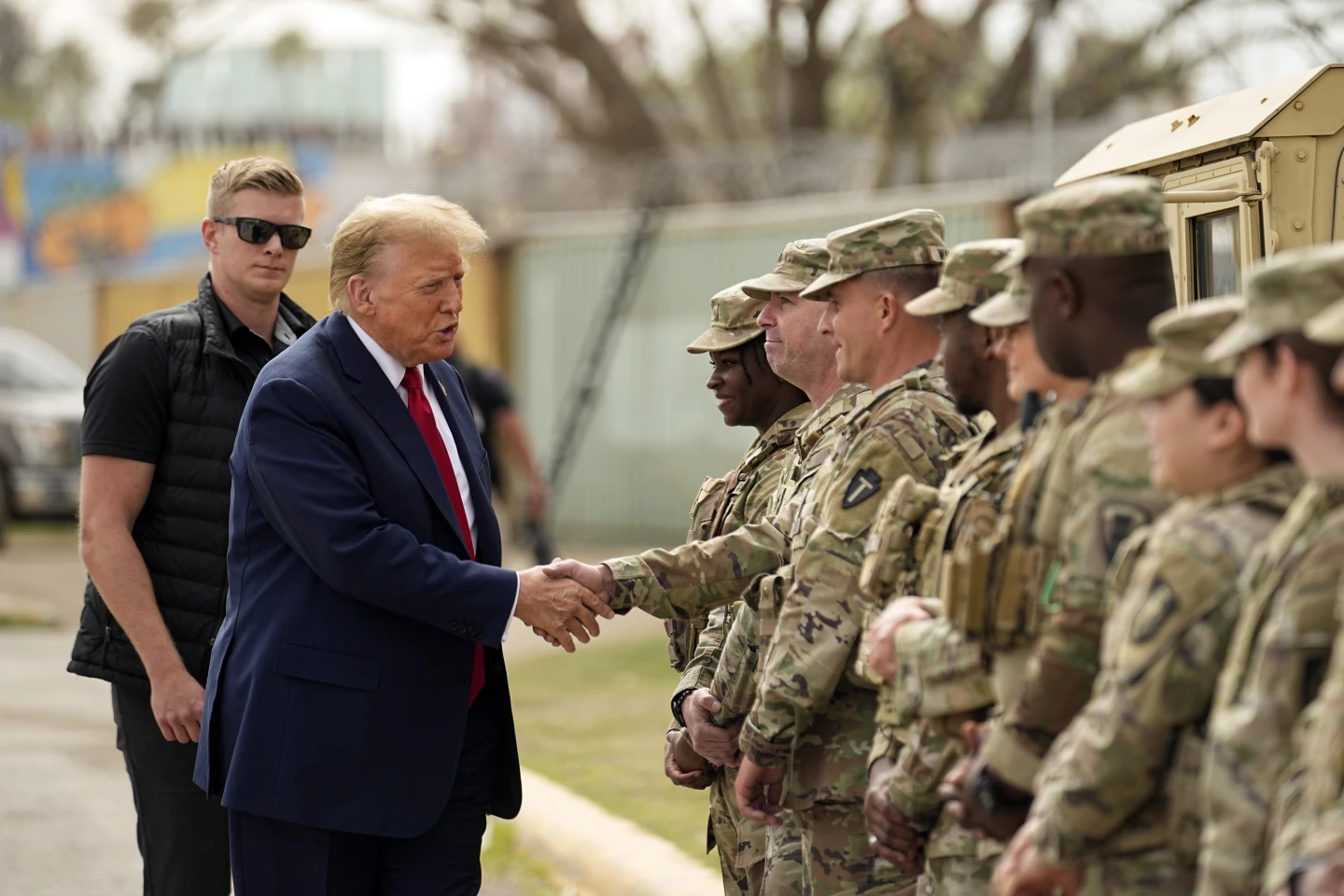 Prezydent USA Donald Trump i żołnierze Gwardii Narodowej
