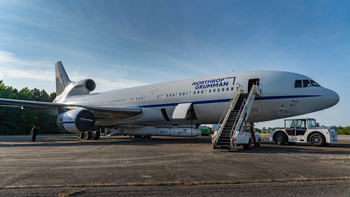 Rakieta Pegasus XL z satelitą LINK pod samolotem Stargazer czekająca na start